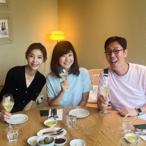 Kim Young-cheol Instagram - #아형 #아는형님 에 나온 이후 #황수경 #강수정 강황자매와 단톡방도 있고 종종 보가로 해놓고 오랜만에 수정이 서울와서 만남😃
#오늘아님 지난주. 비가왔던 지난주.
이 날도 토크분량이 각자 생각한거와는 달랐음.
난 40이라고 생각. 30.30 이라고 생각하는데..
솔직히 말하면 내가 재미난 에피소드를 많이 갖고와서 어쩔수가 없어. ㅠㅠ ㅋㅋㅋㅋㅋㅋ
낮샴은 참 알딸딸 기분이 좋아.