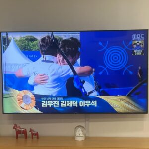 Kim Young-cheol Instagram - #김우진 #김제덕 #이우석 세 선수 정말 잘해주었고 대단했어요. 압도적이었어요. 흠잡을거 없는 경기. 셋 다 잘했지만 올림픽에 이상하게도 불운이었던 이우석 선수에게 자꾸나 시선이 갔어요. 김제덕의 분위기 메이커역할도 좋았고, 우진도 듬직했고. 10점 연속이 계속 나올땐 또 심장이 두근두근. 어제도 여자양궁 금메달에 오늘도 좋은결과로 밤잠을 설치게 되었지만. 4년만의 축제인데.. 봐야지. 이제 유도장으로 가야하나요?? 🙏 아 그 전에 탁구장 들리자 👍