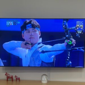 Kim Young-cheol Instagram - #김우진 #김제덕 #이우석 세 선수 정말 잘해주었고 대단했어요. 압도적이었어요. 흠잡을거 없는 경기. 셋 다 잘했지만 올림픽에 이상하게도 불운이었던 이우석 선수에게 자꾸나 시선이 갔어요. 김제덕의 분위기 메이커역할도 좋았고, 우진도 듬직했고. 10점 연속이 계속 나올땐 또 심장이 두근두근. 어제도 여자양궁 금메달에 오늘도 좋은결과로 밤잠을 설치게 되었지만. 4년만의 축제인데.. 봐야지. 이제 유도장으로 가야하나요?? 🙏 아 그 전에 탁구장 들리자 👍