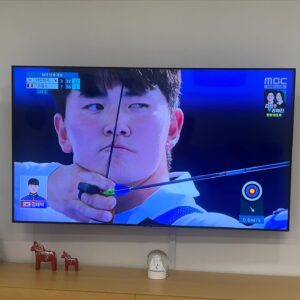 Kim Young-cheol Instagram - #김우진 #김제덕 #이우석 세 선수 정말 잘해주었고 대단했어요. 압도적이었어요. 흠잡을거 없는 경기. 셋 다 잘했지만 올림픽에 이상하게도 불운이었던 이우석 선수에게 자꾸나 시선이 갔어요. 김제덕의 분위기 메이커역할도 좋았고, 우진도 듬직했고. 10점 연속이 계속 나올땐 또 심장이 두근두근. 어제도 여자양궁 금메달에 오늘도 좋은결과로 밤잠을 설치게 되었지만. 4년만의 축제인데.. 봐야지. 이제 유도장으로 가야하나요?? 🙏 아 그 전에 탁구장 들리자 👍