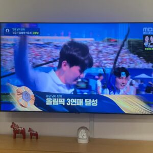 Kim Young-cheol Instagram - #김우진 #김제덕 #이우석 세 선수 정말 잘해주었고 대단했어요. 압도적이었어요. 흠잡을거 없는 경기. 셋 다 잘했지만 올림픽에 이상하게도 불운이었던 이우석 선수에게 자꾸나 시선이 갔어요. 김제덕의 분위기 메이커역할도 좋았고, 우진도 듬직했고. 10점 연속이 계속 나올땐 또 심장이 두근두근. 어제도 여자양궁 금메달에 오늘도 좋은결과로 밤잠을 설치게 되었지만. 4년만의 축제인데.. 봐야지. 이제 유도장으로 가야하나요?? 🙏 아 그 전에 탁구장 들리자 👍