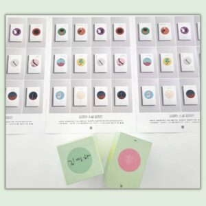 Kim Young-ha Instagram - 아참, 여러분. 저의 소설 결정판 12권 완간을 기념하여 포스터를 제작했습니다.  며칠 전 업무 미팅이 있어서 나갔더니 누가 벌써 이걸 받아서 저에게 사인을 해달라고 하시더라고요. 저도 그때 실물을 처음 봤는데, 음, 예뻤습니다. 갖고 오신 분들도 이구동성으로... :)
이 포스터는 알라딘 사은품입니다. 알라딘에서 #김영하소설결정판 박스 세트 사시면 안전하게 지관통에 담겨서 배달된대요(접어서 보내는 거 아님). 아, 그리고 잊어버릴 뻔 했네요. 특별히 300 세트 한정으로 제가 사인한 박스가 나갑니다. 인쇄 아니고 제가 멀리 파주 광탄면 배송 업체까지 가서 하나하나 했답니다. 그럼 저는 이만....
