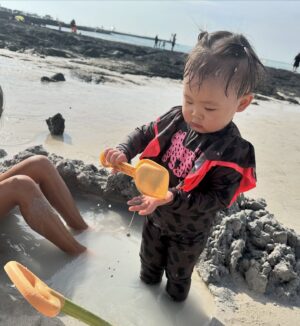Kim Young-hee Instagram - 제주도 첫날~
바다에서 물놀이는 첨이었던 해서
미안 엄마가 물놀이를 좋아하지 않아서...
모래는 더더욱...
해서가 이렇게 좋아한다!!!!!!!!너무 좋아한다!!!!!!!
그럼 된거지!!!해서가 좋아하니까 그럼 된거야!!
담엔 아빠랑 같이 오자~~~!!!
애진이네 덕분에 가능했던 바다 물놀이!!
언니들 흙팔때 흙다시 넣는 해서 .....
이모가 대신 미안해🙏🏻