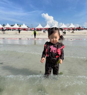 Kim Young-hee Instagram - 제주도 첫날~
바다에서 물놀이는 첨이었던 해서
미안 엄마가 물놀이를 좋아하지 않아서...
모래는 더더욱...
해서가 이렇게 좋아한다!!!!!!!!너무 좋아한다!!!!!!!
그럼 된거지!!!해서가 좋아하니까 그럼 된거야!!
담엔 아빠랑 같이 오자~~~!!!
애진이네 덕분에 가능했던 바다 물놀이!!
언니들 흙팔때 흙다시 넣는 해서 .....
이모가 대신 미안해🙏🏻
