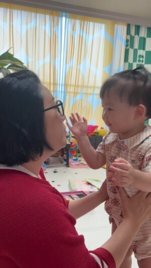 Kim Young-hee Instagram - 킨더가서 언니 오빠 한테 많이 듣는 말인가보다
요즘 부쩍 어른들 얼굴잡고 귀엽다고 흔들어주네❤️
엄마한테는 잘 안해줬는데 오늘 아침에 드디어!!!!!