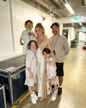 Kimberley Walsh Instagram - A little bit of tour life recently… Leeds you were amazing 🤩 . I never got to play so close to home first time round but this was everything 🙌🏼. Having so many family and friends in the room and Justin and my boys with me was so so special 💫