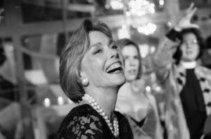 Kimberly Williams-Paisley Instagram - Happy birthday to my Mom. 🙏🏻 I miss you so much. 

I love this picture of her from my wedding, but what’s with @ashleywilliamsandcompany’s confused look behind her, not to mention our priest, conjuring up some kind of… magic? 🤷🏻‍♀️😂✨🥹❤️❤️❤️❤️

📸 by @laraporzak