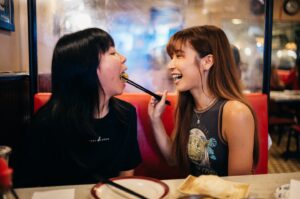 Kira Chan Instagram - 最新一個美國vlog出咗啦~
呢幾張就係喺美國嘅網友幫我影嘅相😂
估唔到橫跨咗半個地球
竟然可以約到見面
仲要真香港人🫂🙌🏻

📸by @lipmannwong 

#newyork #南華冰室