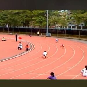 Kira Chan Instagram - 琴晚睇完4×400接力同三級跳
即刻想搵返自己中學既跑步片睇😂
睇番都好好笑
多謝田徑隊隊友記錄咗呢個moment仲加埋咁出色嘅旁白🙈
介紹返第一條片係中二
第二條片係中四
兩條都係學界4×400 決賽
兩條我都係跑第一棒
兩條都有破紀錄
兩條都係我哋四個 @_bowie.leung @luluuuu.chauuuu @wildpeople 🩷
雖然你哋三個全部都已經去晒外國生活🤣
但係每次諗返起接力都真係好神奇
我諗到而家個默契都仲會喺度🫂
送上幾張我鼻孔擴張嘅照片🤘🏻
雖然最後冇繼續往田徑發展
但係比我再揀過，我都會去跑
喺運動中得到嘅嘢遠遠比名次更加多
學到堅持、運動精神 
仲有同伴❤️

#田徑璇
#體藝人