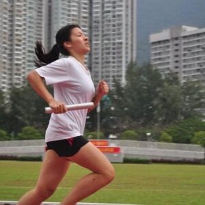 Kira Chan Instagram - 琴晚睇完4×400接力同三級跳
即刻想搵返自己中學既跑步片睇😂
睇番都好好笑
多謝田徑隊隊友記錄咗呢個moment仲加埋咁出色嘅旁白🙈
介紹返第一條片係中二
第二條片係中四
兩條都係學界4×400 決賽
兩條我都係跑第一棒
兩條都有破紀錄
兩條都係我哋四個 @_bowie.leung @luluuuu.chauuuu @wildpeople 🩷
雖然你哋三個全部都已經去晒外國生活🤣
但係每次諗返起接力都真係好神奇
我諗到而家個默契都仲會喺度🫂
送上幾張我鼻孔擴張嘅照片🤘🏻
雖然最後冇繼續往田徑發展
但係比我再揀過，我都會去跑
喺運動中得到嘅嘢遠遠比名次更加多
學到堅持、運動精神 
仲有同伴❤️

#田徑璇
#體藝人