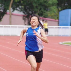 Kira Chan Instagram - 琴晚睇完4×400接力同三級跳
即刻想搵返自己中學既跑步片睇😂
睇番都好好笑
多謝田徑隊隊友記錄咗呢個moment仲加埋咁出色嘅旁白🙈
介紹返第一條片係中二
第二條片係中四
兩條都係學界4×400 決賽
兩條我都係跑第一棒
兩條都有破紀錄
兩條都係我哋四個 @_bowie.leung @luluuuu.chauuuu @wildpeople 🩷
雖然你哋三個全部都已經去晒外國生活🤣
但係每次諗返起接力都真係好神奇
我諗到而家個默契都仲會喺度🫂
送上幾張我鼻孔擴張嘅照片🤘🏻
雖然最後冇繼續往田徑發展
但係比我再揀過，我都會去跑
喺運動中得到嘅嘢遠遠比名次更加多
學到堅持、運動精神 
仲有同伴❤️

#田徑璇
#體藝人