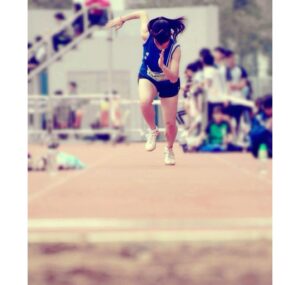 Kira Chan Instagram - 琴晚睇完4×400接力同三級跳
即刻想搵返自己中學既跑步片睇😂
睇番都好好笑
多謝田徑隊隊友記錄咗呢個moment仲加埋咁出色嘅旁白🙈
介紹返第一條片係中二
第二條片係中四
兩條都係學界4×400 決賽
兩條我都係跑第一棒
兩條都有破紀錄
兩條都係我哋四個 @_bowie.leung @luluuuu.chauuuu @wildpeople 🩷
雖然你哋三個全部都已經去晒外國生活🤣
但係每次諗返起接力都真係好神奇
我諗到而家個默契都仲會喺度🫂
送上幾張我鼻孔擴張嘅照片🤘🏻
雖然最後冇繼續往田徑發展
但係比我再揀過，我都會去跑
喺運動中得到嘅嘢遠遠比名次更加多
學到堅持、運動精神 
仲有同伴❤️

#田徑璇
#體藝人