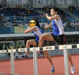 Kira Chan Instagram - 琴晚睇完4×400接力同三級跳
即刻想搵返自己中學既跑步片睇😂
睇番都好好笑
多謝田徑隊隊友記錄咗呢個moment仲加埋咁出色嘅旁白🙈
介紹返第一條片係中二
第二條片係中四
兩條都係學界4×400 決賽
兩條我都係跑第一棒
兩條都有破紀錄
兩條都係我哋四個 @_bowie.leung @luluuuu.chauuuu @wildpeople 🩷
雖然你哋三個全部都已經去晒外國生活🤣
但係每次諗返起接力都真係好神奇
我諗到而家個默契都仲會喺度🫂
送上幾張我鼻孔擴張嘅照片🤘🏻
雖然最後冇繼續往田徑發展
但係比我再揀過，我都會去跑
喺運動中得到嘅嘢遠遠比名次更加多
學到堅持、運動精神 
仲有同伴❤️

#田徑璇
#體藝人