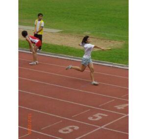 Kira Chan Instagram - 琴晚睇完4×400接力同三級跳
即刻想搵返自己中學既跑步片睇😂
睇番都好好笑
多謝田徑隊隊友記錄咗呢個moment仲加埋咁出色嘅旁白🙈
介紹返第一條片係中二
第二條片係中四
兩條都係學界4×400 決賽
兩條我都係跑第一棒
兩條都有破紀錄
兩條都係我哋四個 @_bowie.leung @luluuuu.chauuuu @wildpeople 🩷
雖然你哋三個全部都已經去晒外國生活🤣
但係每次諗返起接力都真係好神奇
我諗到而家個默契都仲會喺度🫂
送上幾張我鼻孔擴張嘅照片🤘🏻
雖然最後冇繼續往田徑發展
但係比我再揀過，我都會去跑
喺運動中得到嘅嘢遠遠比名次更加多
學到堅持、運動精神 
仲有同伴❤️

#田徑璇
#體藝人