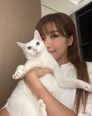 Kira Chan Instagram - 這一個星期的親子照🐱🐶
貓貓們今年越來越痴身🤭
好老實細個完全冇諗過自己會養貓
因為鍾意狗仔熱情啲
但係養咗第一隻貓之後佢就融化咗我🫶🏻
粒子每晚都會過嚟一齊瞓
仲要霸住個手臂🥰
希子就今年開始瞓我右邊枕頭
光子就臨瞓前過嚟張被搓下搓下😂
黐住小新訓🙈
多謝佢哋陪住我每日嘅生活❤️
每日都有幸福既感覺🫂

#小確幸