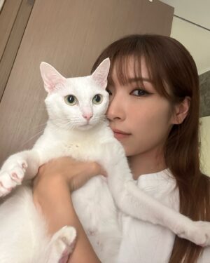 Kira Chan Instagram - 這一個星期的親子照🐱🐶
貓貓們今年越來越痴身🤭
好老實細個完全冇諗過自己會養貓
因為鍾意狗仔熱情啲
但係養咗第一隻貓之後佢就融化咗我🫶🏻
粒子每晚都會過嚟一齊瞓
仲要霸住個手臂🥰
希子就今年開始瞓我右邊枕頭
光子就臨瞓前過嚟張被搓下搓下😂
黐住小新訓🙈
多謝佢哋陪住我每日嘅生活❤️
每日都有幸福既感覺🫂

#小確幸
