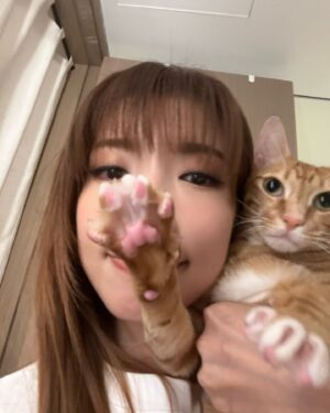 Kira Chan Instagram - 這一個星期的親子照🐱🐶
貓貓們今年越來越痴身🤭
好老實細個完全冇諗過自己會養貓
因為鍾意狗仔熱情啲
但係養咗第一隻貓之後佢就融化咗我🫶🏻
粒子每晚都會過嚟一齊瞓
仲要霸住個手臂🥰
希子就今年開始瞓我右邊枕頭
光子就臨瞓前過嚟張被搓下搓下😂
黐住小新訓🙈
多謝佢哋陪住我每日嘅生活❤️
每日都有幸福既感覺🫂

#小確幸