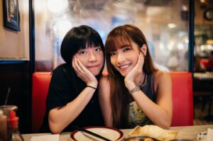 Kira Chan Instagram - 最新一個美國vlog出咗啦~
呢幾張就係喺美國嘅網友幫我影嘅相😂
估唔到橫跨咗半個地球
竟然可以約到見面
仲要真香港人🫂🙌🏻

📸by @lipmannwong 

#newyork #南華冰室