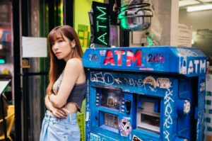 Kira Chan Instagram - 最新一個美國vlog出咗啦~
呢幾張就係喺美國嘅網友幫我影嘅相😂
估唔到橫跨咗半個地球
竟然可以約到見面
仲要真香港人🫂🙌🏻

📸by @lipmannwong 

#newyork #南華冰室