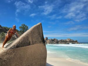 Kira Miró Instagram - Uno de los lugares más fascinantes que he visitado. Energía arrolladora 🌊😊 🏝 #grandanse #nofilter #ladigue #seychelles