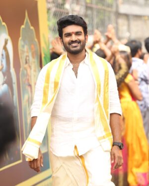 Kiran Abbavaram Instagram - Song that explains the character of Vishnu ❤️

#vaasavasuhaasa song today @ 6:19pm 

#vinarobhagyamuvishnukatha #vbvkmovie #vbvk #vbvkonfeb17th