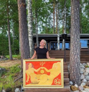 Kirsi Alm-Siira Instagram - Lähdin siiderihammas kutitellen veneellä kylille. Palasin sieltä @palmujuhani taulun kanssa. ”Communication” sijoittunee olohuoneeseen tai eteiseen, näin visioin.

Kauniita ikiunia taiteilijalle. 🧡💛

Kiitos pakkaajalle, roudausavulle ja venekuljettajalle ❤️ Ja tietenkin näyttelyn järjestäjille @ravintolakurkiniemi 

P.S. Siideri oli hyvää ja virkistävää.
