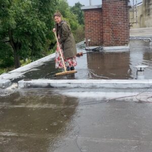 Kirstie Allsopp Instagram - Today was the first day when I had no work, caring, death & funeral admin, or any other event that I had to rock up for, I thought I’d do a massive moth prevention exercise, but then we realised the garage was flooded and I headed up to the roof to try to remove some of the water from last night’s storm.  But no tiny violins, we were going on holiday tomorrow, we’ve delayed it until Friday, and then watch out, it will be wall to wall sunny shots. 😜🏝️