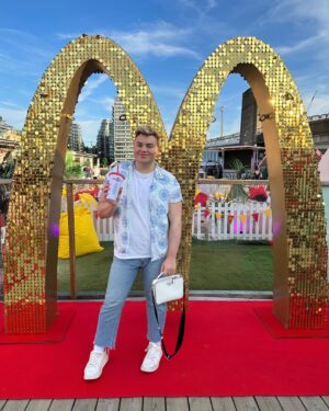 Kitty Scott-Claus Instagram - ✨ Golden hour, Clueless and McNuggets. Name a better trio. Thank you for having me @mcdonaldsuk #fancyamcdonalds 🍟