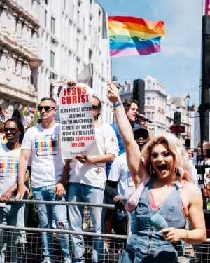 Kitty Scott-Claus Instagram - Channeling my best Bridget Jones reporting for Sit up Britain- jokes, had the best time reporting for @gaystarnews for @prideinlondon. Thank you so much @conorclark- we had a ball talking to the most fab people!

📸 by @jade.fi1m for @gaystarnews