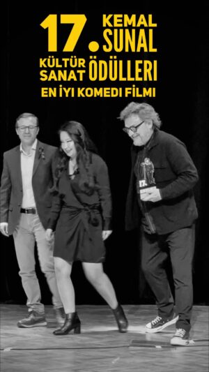 Kıvanç Baruönü Instagram - Bundan yıllar önce bir televizyon programında denk gelmiştim, Uğur Dündar ve Müjdat Gezen sohbet ediyordu. Haliyle sohbet Vefa Lisesi’ne ve Kemal Sunal’a da geldi. O yıllardan aklımda kalmış, her ne kadar sözlerini tam hatırlamıyor olsamda… Uğur Dündar’ı hiç şarkı söylerken görmediğim için dikkatimi çekmiş demek ki:) Birlikte Vefa Marşı’nı söylemişlerdi! “Biz Vefa Lisesi öğrencileri, Bilim ordusunun gönüllü erleri, Kalbi sevgi dolu fikirleri ileri, Aydınlatacak yurtta her yeri…” şimdi bakıyorum da bizim böylesi gençlere çok daha fazla ihtiyacımız var bugün! Dün o sıralarda oturanlar bilimin ışığında, kalplerinde ki sevgiyle nasıl bugüne ışık oldularsa bugünün genç Vefalıları yarınlarımıza sahip çıkacaktır. Bu ödülü özellikle genç öğrencilerin oylarıyla almış olmak hepimizi çok mutlu ediyor, gençlerin sinemaya sahip çıkması bizi çok mutlu ediyor! Demek ki vefa gerçekten varmış… Ayrıca Kemal Sunal gibi bir ustanın adına düzenlenen ödül töreninde en iyi komedi filmi ödülünü almakta bizler için büyük bir onur, büyük bir sorumluluk. Filme emeği geçen bütün arkadaşlarım adına, Nulook ekibi adına bir kez daha buradan teşekkür etmiş olalım. Şimdi hepbirlikte daha da çok çalışmalıyız… @gupseo @nulookofficial @onur.gurcay @painofkermit @esrarusann @vefalisesi1872_ @vefalisesimezunlardernegi #kemalsunal @kemalsunalkultursanat