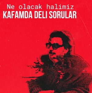 Kıvanç Baruönü Instagram - Bundan seneler önce arifv216' nın vizyona çıkmasına sayılı gün kala, o koşturma telaş arasında günlerce dinmek bilmeyen bir karın ağrısıyla mücadele ettim. Gazdır geçer, strestendir geçer,
yedigim bir şey dokunmuştur geçer derken günler geçti ama ağrı bir türlü geçmedi. Sonunda
bu ağrıya mide bulantısı ve ateşte eklenince sabaha karşı galiba benim apandistim patladı patlayacak diye hastaneye gitmek aklıma geldi. Beni acilde gülümseyerek karşılayan
doktorlar, “öyle bir sey olsa duramazsınız ağrıdan, endişelenmeyin” dediler... Sonuç, üç saat sonra ameliyat masasındaydım. Patlamamıştı ama her an patlayabilirdi ve acil müdahale gerekiyordu. Üstüne üstlük kimseye haber bile vermeden gelmistim hastaneye, ameliyat
çıkışı, daha narkozun etkisi bile geçmemisken odaya aldıklarında oda da Cem Yılmaz beni
bekliyordu, sağ olsun. Haberi duyunca sabahın o saatinde kalkıp ziyarete gelmisti. İnternette onlarca video izlemişsinizdir, narkozdan ayılırken saçmalayan, komik hallere düşen insanlarını görmüşsünüzdür. Benim hiç öyle bir anım olamadı çünkü biz o saatte hala montajı konuşuyor, falanca kısmı nasıl yapacağız, orası öyle mi olacak diye iş güç konusmaya başlamıştık. O sırada
odanın kapısı aralandı, kibar bir hemşire kafasını uzattı. En sıcak, en gülümseyen, en sevecen haliyle, “apandisitinizi görmek istemişsiniz, onu getirdik” dedi. “Apandisitimi mi görmek
istemişim? Ben mi?” demeye kalmadan, kapı ardına kadar açıldı ve içeriye bizim gülümseyen hemşire ve beraberinde iki hemşire daha girdi. Daha doğrusu hücum etti... Birinin elinde bir kavanoz ve kavanozun içinde az evvel benden koparılıp alınan apandistim. Ben yatakta yatıyorum, narkozun etkisi hala geçmemis, karşımda hemşire triosu ve elinde kavanoz,
kavanozun içinde benim apandistim. Tüm bu denklem içinde bir de olana bitene anlam vermeye çalışan, Cem Yılmaz... (devamı yorumlarda)