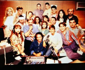 Kıvanç Baruönü Instagram - Meraklısına…
90’lı yıllar hepimiz için heyecan doluydu. Üniversiteden mezun olup, önce Zonguldak’ta bir yerel televizyon girişimi, 32. Gün haber programında kısa da olsa hayallerimi denediğim ve aslında hiçbir şeyin gözüktüğü gibi olmadığını anladığım dönem, ardından radyoculuk yılları, önce Genç Radyo ve sonra Klas Fm hemen ardından klip yönetmenliği ve peşi sıra gelen A takımı yılları, Tarkan’la konserler, turneler ve sonrasında reklam yönetmenliği nasıl ne ara geçtiğini anlamadığım on yıl… Bugün bilgisayar başındayken bi dosya gözüme ilişti, Klas Fm yıllarına dair bir sürü şey vardı içinde… Bugün internet üzerinden yapılan yayınlar, spotify yayınları, özel radyo kanalları hepsi o gün verilen mücadelelerin sonucu. Şimdi bu yazıyı şayet buraya kadar okuyabildiyseniz, fotoğrafları yana doğru kaydırın ve sonda paylaştığım şarkıya bir kulak verin bakalım:) sene sanırım 93 falan… O yıllar radyo için yaptığımız tanıtım şarkısı, rap’in emekleme dönemi:) Şarkıda ismi geçen pek çok programcı hala mikrofon başında… Bakalım sevecek misiniz? @klasfmonline @karacangroup @gevezeshow @bayjshow @sebnemsungur @ozdincb