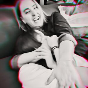 Kıvanç Baruönü Instagram - Bütün annelerimizin ellerinden öperim… Böylesi günlerde bir şey paylaşırken insanın içi burkuluyor, bilmeden kayıpları olanları, sevdiklerinden ayrı düşmüş olanları kırıp üzmekten çekiniyor.Bütün annelerimizin, anneannelerimizin, babaannelerimizin, halalarımızın, teyzelerimizin, anne olacakların ve kendini anne hisseden seven, koruyan, sarmalayan kadınlarımızın anneler günü kutlu olsun… sizi seviyoruz. @senemmorgul @tctulinbaruonu @gunaymorgul