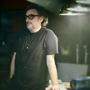 Kıvanç Baruönü Instagram - FaceApp ve benzeri uygulamalar sayesinde hepimiz olduğumuzdan daha genç, daha yakışıklı, daha güzeliz:) aman olsun o kadar da üç günlük dünya…. Sefam olsun!🧿🥰😂#photoby @fgokhaneroglu