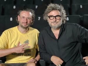 Kıvanç Baruönü Instagram - Bugün çok keyifli bir çekim yaptık, uzun zamandır takip ettiğim ve bana göre Türk sineması adına tarihe belge bırakan bir işin içinde olmak öncelikle bana büyük heyecan verdi. @varyetebros’tan bahsediyorum. Mutlaka içinizde takip edenler, bilenler vardır. İkinci sezon için çekimleri devam ediyor ve bir süredir pek çok yönetmeni ağırladıkları, onları bizlere tanıttıkları ve bana göre büyük bir açığı dolduran değerli bir proje :) eeee lafı fazla uzatmayayım zaten her şeyi orada anlattım:) sürpriz olsun…  @varyetebros @emince ( bu arada konuşurken elimi kolumu ne kadar çok kullanıyormuşum farkettiniz mi?)