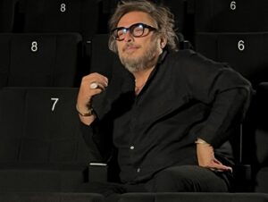 Kıvanç Baruönü Instagram - Bugün çok keyifli bir çekim yaptık, uzun zamandır takip ettiğim ve bana göre Türk sineması adına tarihe belge bırakan bir işin içinde olmak öncelikle bana büyük heyecan verdi. @varyetebros’tan bahsediyorum. Mutlaka içinizde takip edenler, bilenler vardır. İkinci sezon için çekimleri devam ediyor ve bir süredir pek çok yönetmeni ağırladıkları, onları bizlere tanıttıkları ve bana göre büyük bir açığı dolduran değerli bir proje :) eeee lafı fazla uzatmayayım zaten her şeyi orada anlattım:) sürpriz olsun…  @varyetebros @emince ( bu arada konuşurken elimi kolumu ne kadar çok kullanıyormuşum farkettiniz mi?)