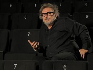 Kıvanç Baruönü Instagram - Bugün çok keyifli bir çekim yaptık, uzun zamandır takip ettiğim ve bana göre Türk sineması adına tarihe belge bırakan bir işin içinde olmak öncelikle bana büyük heyecan verdi. @varyetebros’tan bahsediyorum. Mutlaka içinizde takip edenler, bilenler vardır. İkinci sezon için çekimleri devam ediyor ve bir süredir pek çok yönetmeni ağırladıkları, onları bizlere tanıttıkları ve bana göre büyük bir açığı dolduran değerli bir proje :) eeee lafı fazla uzatmayayım zaten her şeyi orada anlattım:) sürpriz olsun…  @varyetebros @emince ( bu arada konuşurken elimi kolumu ne kadar çok kullanıyormuşum farkettiniz mi?)