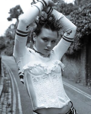 Kizzy Edgell Instagram - i think this is my fave photo from this shoot :> 
photographed by @jemimashoots 
styling by @callumsmitth 
hmu by @charlottekraftmanmakeup 
wearing @foamofthedays