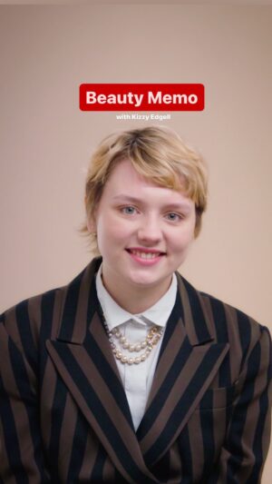 Kizzy Edgell Instagram - “My hair means a lot to me, my hair means a lot to my gender expression” 💛 #Heartstopper’s #KizzyEdgell sits down with GLAMOUR for an episode of #BeautyMemo.

#pride #pridemonth