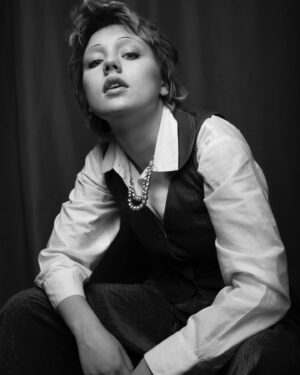 Kizzy Edgell Instagram - @51212.87287 ❤️❤️❤️my heart 

Styled by @fuunnnky 
HMU @charlottekraftmanmakeup 

.

#kizzyedgell #darcyolsson #heartstopper #heartstopperedit #heartstoppernetflix #netflix #blackandwhitephotography #london #photographer #celebrityphotographer #they #them #heartstoppercast #lgbtq🌈
