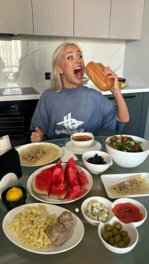 Klavdiya Vysokova Instagram - Приехала к родителям: 🍴😍🍝🥗🥞….
