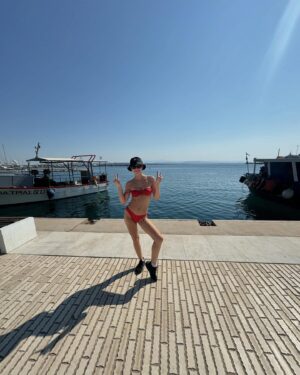 Klelia Andriolatou Instagram - Καλημέρα ☀️
Πρωινή πεζοπορία και βουτιά με αθλητικά όπως όπως | καφεδάκι και φρέσκος χυμός πορτοκάλι που παίρνει ο μπαμπάς κάθε πρωί | join υπόλοιπο team μαμά και τα δυο αδέρφια μου | παιχνίδι , ζωγραφική και ότι σκαρφιστεί η φαντασία των ανιψιών μου | ένα γεια στην γιαγιά και στον παππού που μας φροντίζουν από ψηλά | και όλα αυτά πολλά κάδρα της ζωής μας. Έτσι είναι στο χωριό μου , το πιο αγαπημένο ❤️ καλημέρα ! 🧿🙏🏻