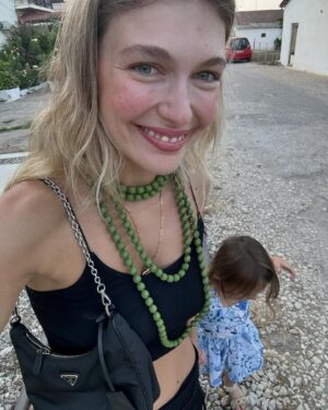 Klelia Andriolatou Instagram - Καλημέρα ☀️
Πρωινή πεζοπορία και βουτιά με αθλητικά όπως όπως | καφεδάκι και φρέσκος χυμός πορτοκάλι που παίρνει ο μπαμπάς κάθε πρωί | join υπόλοιπο team μαμά και τα δυο αδέρφια μου | παιχνίδι , ζωγραφική και ότι σκαρφιστεί η φαντασία των ανιψιών μου | ένα γεια στην γιαγιά και στον παππού που μας φροντίζουν από ψηλά | και όλα αυτά πολλά κάδρα της ζωής μας. Έτσι είναι στο χωριό μου , το πιο αγαπημένο ❤️ καλημέρα ! 🧿🙏🏻