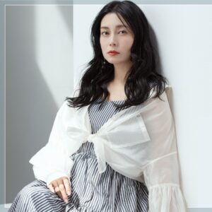 Ko Shibasaki Instagram - 【新ライン展開のお知らせ】
　　MES VACANCES 新ライン 『VOYAGE』
＼ 　　KV第1弾公開 & 発売日お知らせ　　／

MES VACANCES 待望の新作を
2024年7月31日(水)より販売いたします！

発売日の決定に伴い、本日より公式サイトにて
ブランドディレクター 柴咲コウ のキービジュアルを公開！

詳細は @mes_vacances_official
プロフィールリンクよりご覧ください🌿

発売開始をお楽しみに🕊️

#MESVACANCES #ミヴァコンス #旅するように暮らす #VOYAGE #24AW #24FW
#柴咲コウ #koshibasaki
