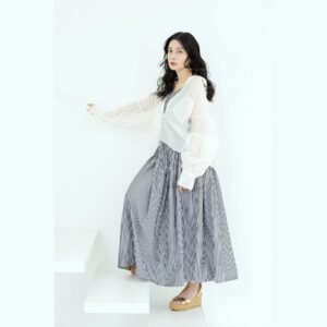 Ko Shibasaki Instagram - 【新ライン展開のお知らせ】
　　MES VACANCES 新ライン 『VOYAGE』
＼ 　　KV第1弾公開 & 発売日お知らせ　　／

MES VACANCES 待望の新作を
2024年7月31日(水)より販売いたします！

発売日の決定に伴い、本日より公式サイトにて
ブランドディレクター 柴咲コウ のキービジュアルを公開！

詳細は @mes_vacances_official
プロフィールリンクよりご覧ください🌿

発売開始をお楽しみに🕊️

#MESVACANCES #ミヴァコンス #旅するように暮らす #VOYAGE #24AW #24FW
#柴咲コウ #koshibasaki