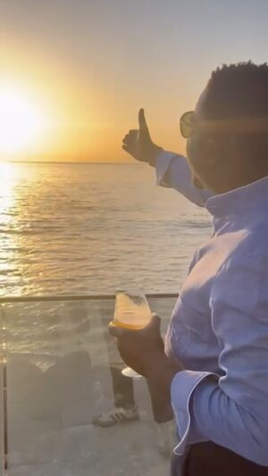 Kody Kim Instagram - Je serai dans le top 5 le jour où je serai plus à contre jour 🌅