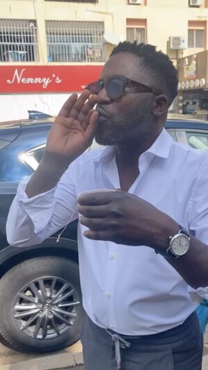 Kody Kim Instagram - En plein tournage au Gabon, je retrouve une vidéo d’Abidjan 🧡🤍💚 
J’avais passé l’après-midi à découvrir le métier de marchand ambulant thé/café ☕️. Je proposais du thé ou du café noir surnommé “café choco” là-bas ! 
J’espère le réal d’ici va pas me demander de faire le café pour tout le monde 😅

📷 : @nancy_la_photographe 

#abidjan #marchandambulant #nouveaumetier #videodrole #humour