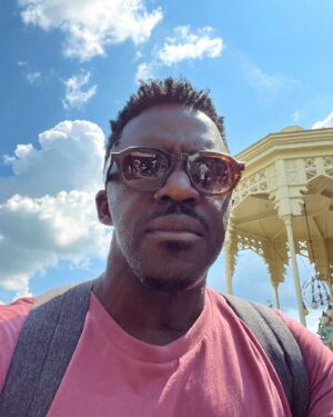 Kody Kim Instagram - Un petit Photo Dump ou quoi les guyzz ? 📸

1. Petite Balade sous le soleil ☀️
2. J'ai fait l'Olympia en Belgique (je sais pas pq ils ont écrit "café" devant)
3. Mon nouvel ami (il sent fort le WC) 🚽
4. Le classique fête des pères ❤️
5. Chaises à vendre dans le quartier... Est ce que je me suis laissé tenter ?
6. Arrivée au Gabon, au niveau de l'équateur ! Ce qui signifie que Rome est à 5000 km 🇬🇦
7. Petit arrêt Junk Food pour manger un coupé-coupé 🌭

#photodump #photodumping #gabon