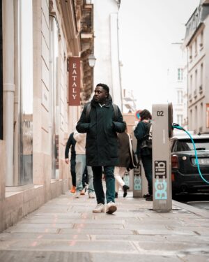 Kody Kim Instagram - Bonjour Paris ! 🇫🇷 Excitation puissance avant mes dates au Point Virgule, tous les lundi de mars à 21h! On part sur une salle mythime (mix entre mythique et intime) pour qu’on puisse se toucher mutuellement! Autant vous dire qu’on a des choses à se dire et qu’on va bien rire 😅 Bien entendu, à la fin, on se prend une bière 🍻. Je ramènerai mes bières belges préférées, parce qu’avec vous... Réservez vos places dès maintenant ! { Lien en BIO } ⬆️🎟️