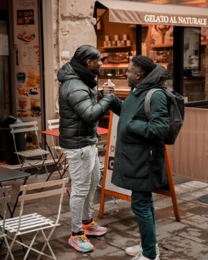Kody Kim Instagram - Bonjour Paris ! 🇫🇷 Excitation puissance avant mes dates au Point Virgule, tous les lundi de mars à 21h! On part sur une salle mythime (mix entre mythique et intime) pour qu’on puisse se toucher mutuellement! Autant vous dire qu’on a des choses à se dire et qu’on va bien rire 😅 Bien entendu, à la fin, on se prend une bière 🍻. Je ramènerai mes bières belges préférées, parce qu’avec vous... Réservez vos places dès maintenant ! { Lien en BIO } ⬆️🎟️